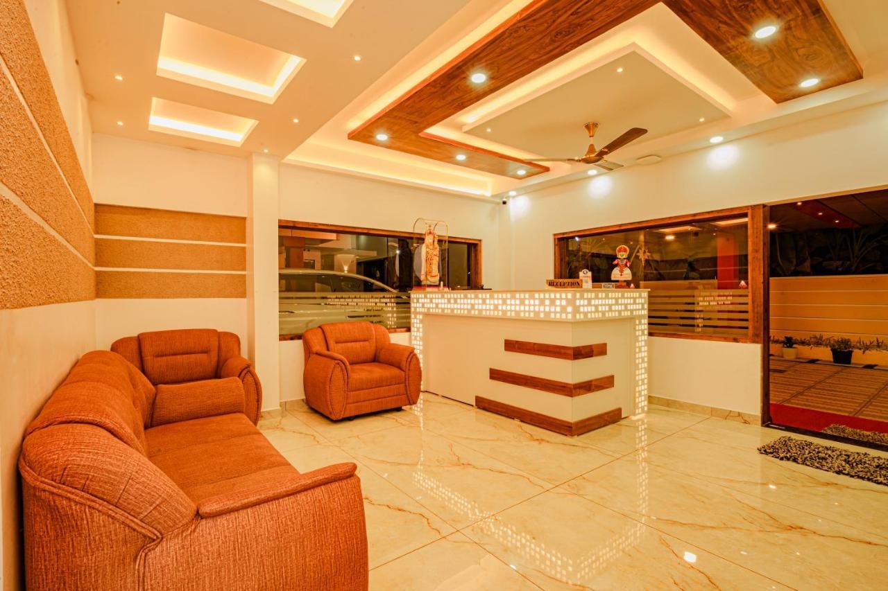 Marina Suites Airport Hotel Kochi Екстериор снимка