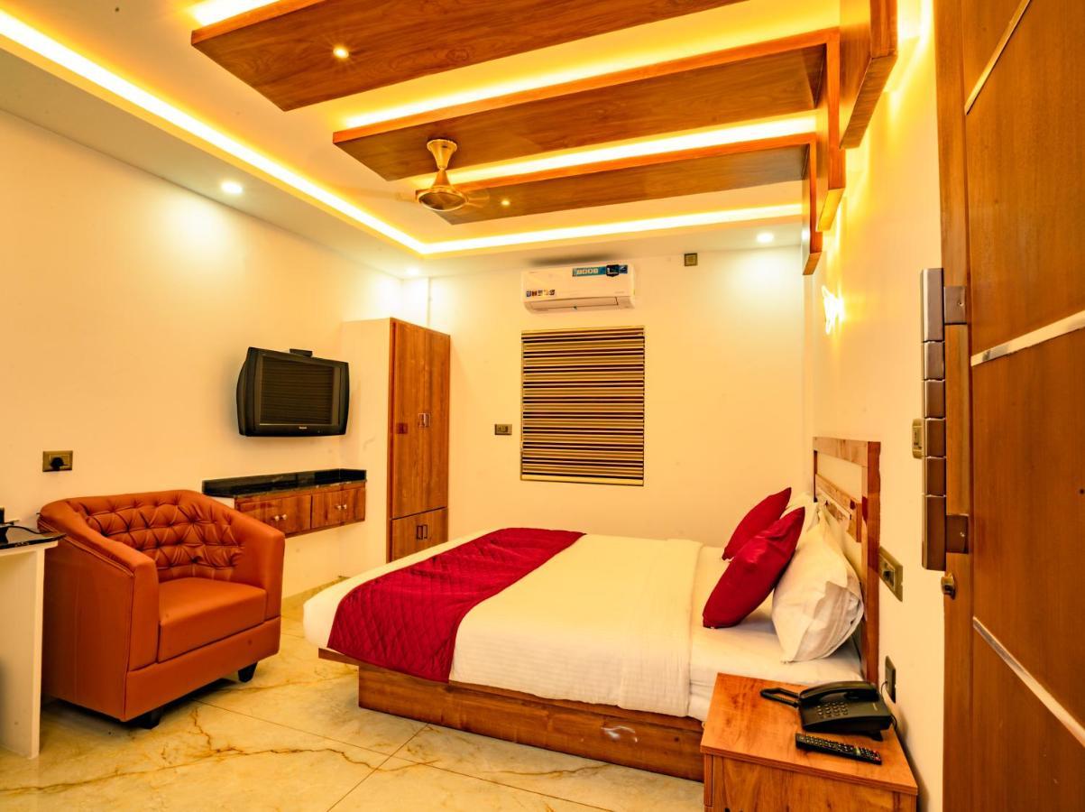 Marina Suites Airport Hotel Kochi Екстериор снимка