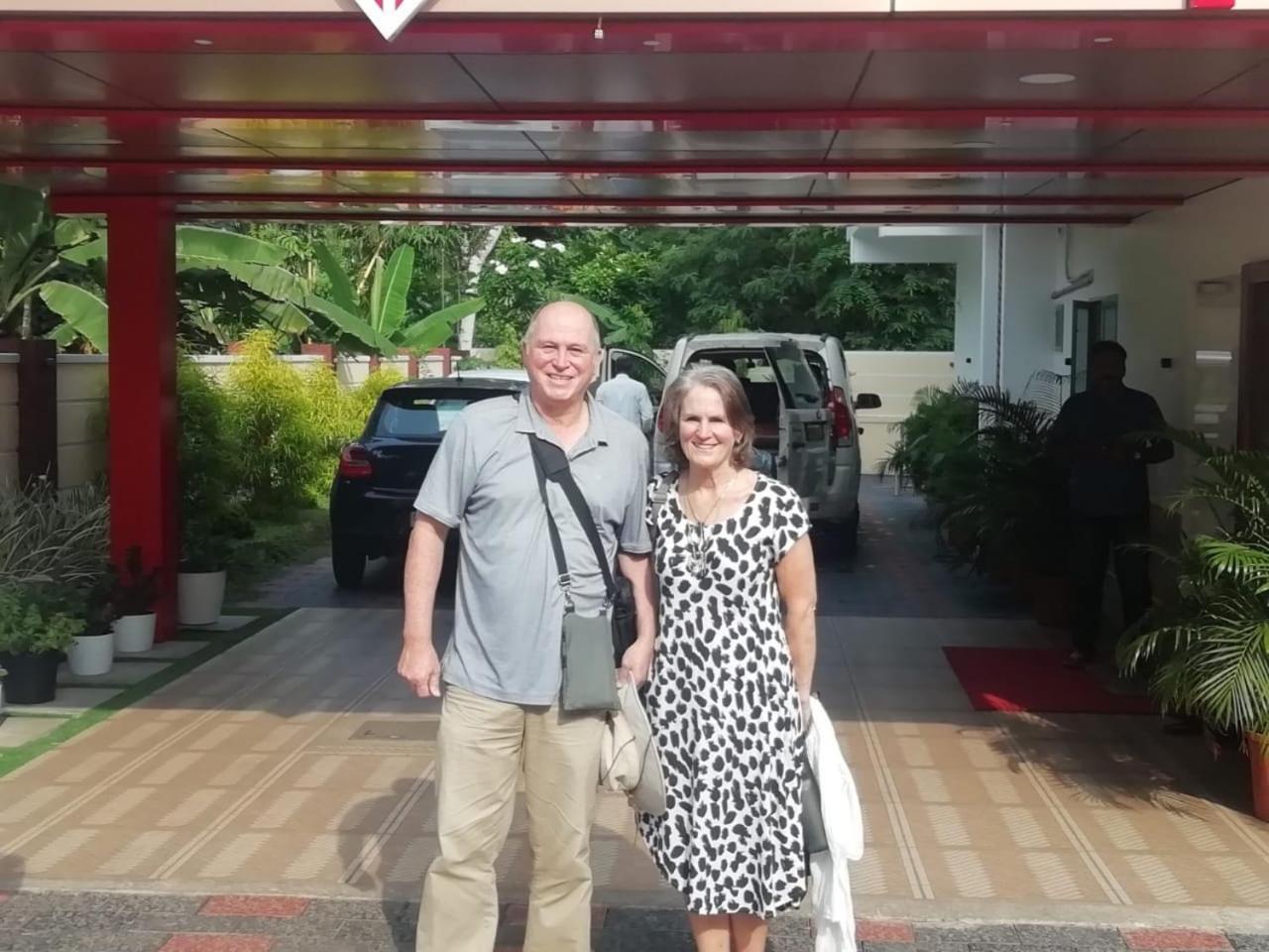 Marina Suites Airport Hotel Kochi Екстериор снимка